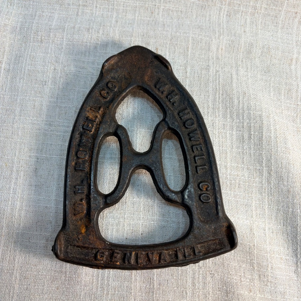 Antique W.H. Howell Co Geneva‎ ILL Cast Iron Sad Iron Trivet Three Footed Stand